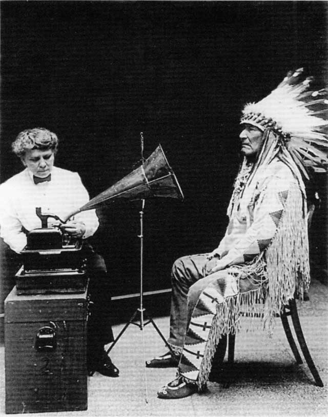 F. Densmore spielt dem Mountain Chief ein Ständchen.